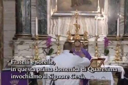 "Mi scusi padre sono Dio in terra". Un pazzo interrompe la messa in diretta tv