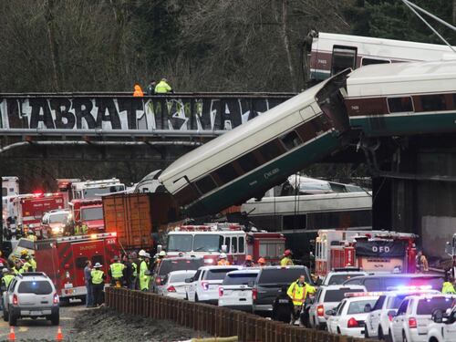 Usa, treno deraglia e precipita su un'autostrada. Morti e feriti
