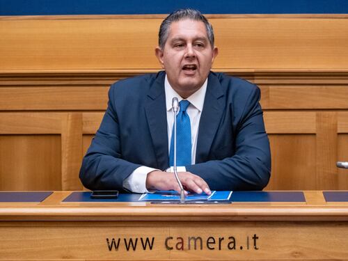 La sinistra anti Toti e la piazza manettara: pullman gratuiti regalati dall’opposizione