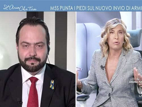 Myrta Merlino sfotte Castaldo: “Scuote la testa, Beppe Grillo è rinco...?”. Tensione a L’Aria che Tira