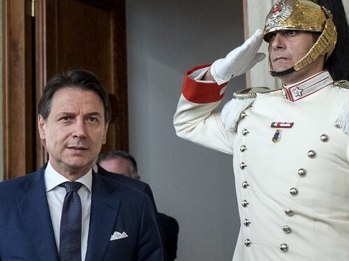 Governo, ore di tensione. Conte da Mattarella: è pronto a rinunciare?