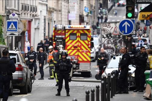 Parigi, uomo armato prende ostaggi in un ufficio: "Ho una bomba". Blitz della polizia: arrestato