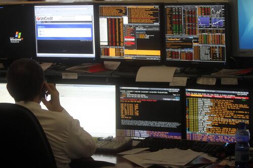 Allarme spread, tocca quota 200. Draghi: "Euro irrevocabile"