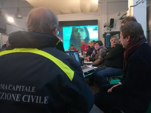 Neve a Roma, la Raggi torna dal Messico. Alemanno punge: ricordati il sale...