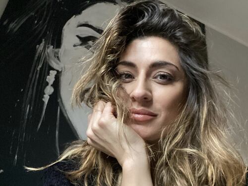 Elisa Isoardi di buon mattino al quarto caffè per preparare la torta