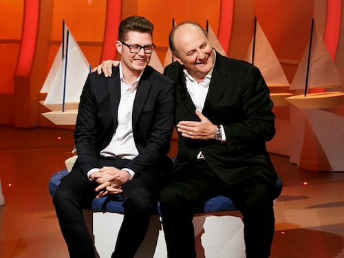 "C'è Posta Per Te", si ritrovano dopo 60 anni e finisce a insulti. Gerry Scotti piange in tv