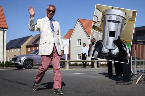 Nigel Farage torna in Parlamento, quelle strane elezioni contro "mr Spazzatura"