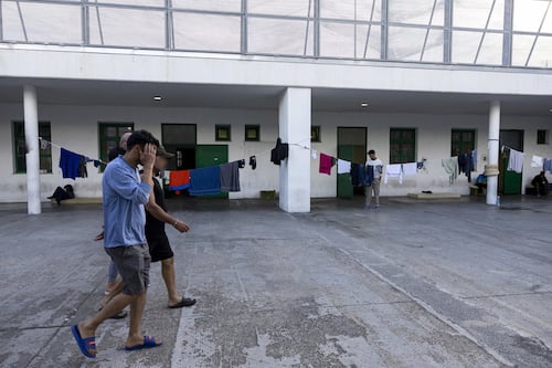 Migranti, visite e certificati anti-rimpatrio: così i violenti “restano”