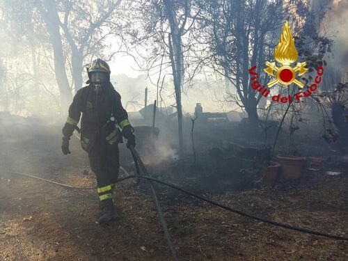 Incendio a Fiumicino, evacuate tre fattorie
