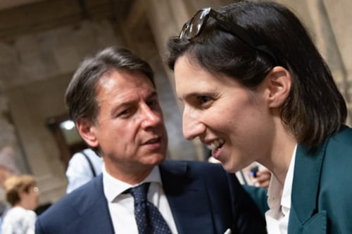 Conte anti woke scavalca Schlein a destra. Ma la sorpassa a sinistra sul pacifismo
