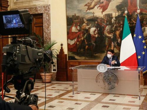 Basta conferenze fake. Furia di Italia viva su Conte: show indecente