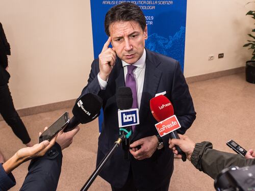 "Quota 100 resta". Ultimatum di Conte a Renzi