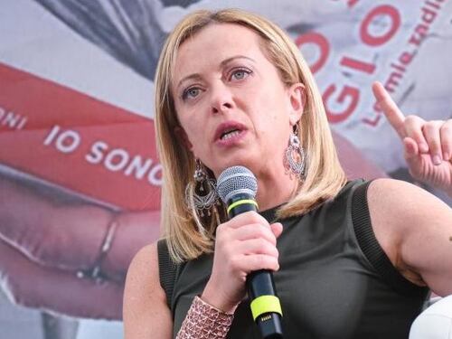Green pass e migranti, Giorgia Meloni smaschera il governo: il "folle paradosso"