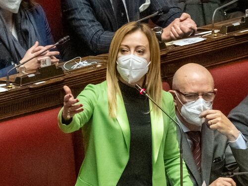 "Sfregio al Parlamento", Meloni azzanna Draghi sulla fiducia al decreto Covid