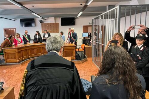 Neonati di Parma, Chiara Petrolini condannata a 24 anni. Gli amici insultano i giornalisti