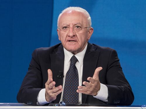 Vaccini: il piano del governo fa flop. De Luca esplode contro Arcuri, vertice di fuoco