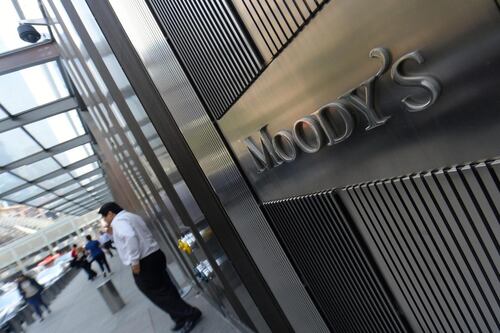 Manovra e deficit, Moody's taglia il rating all'Italia