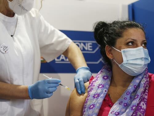 Vaccini anche ai turisti in vacanza, le Regioni sfidano Figliuolo