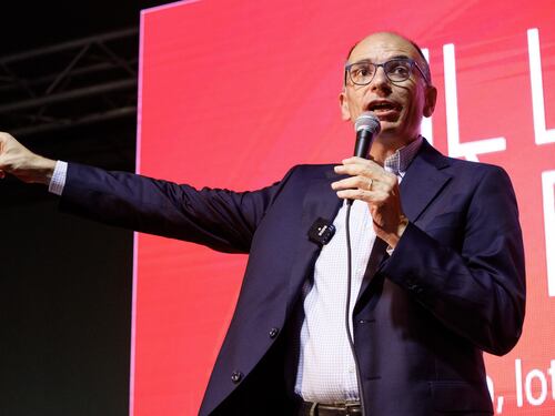 Elezioni, l'accordo Pd e Azione sfascia tutto: Sinistra e Di Maio avvisano Letta, alleanza in bilico