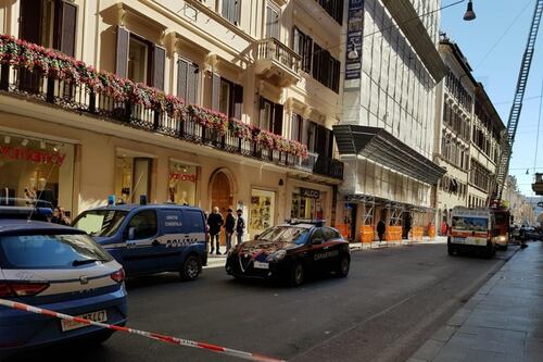 Terrazzo in fiamme a via del Corso, esplosioni e strada chiusa