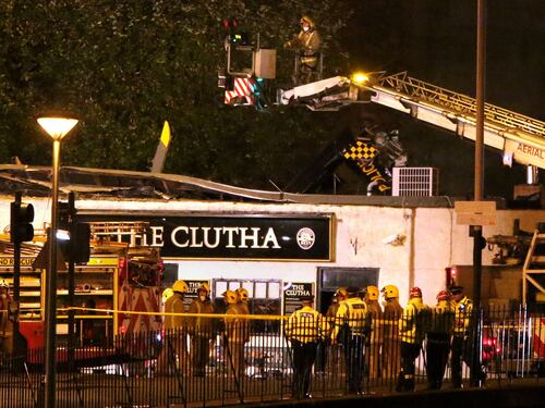 Glasgow, elicottero della polizia si schianta su un pub