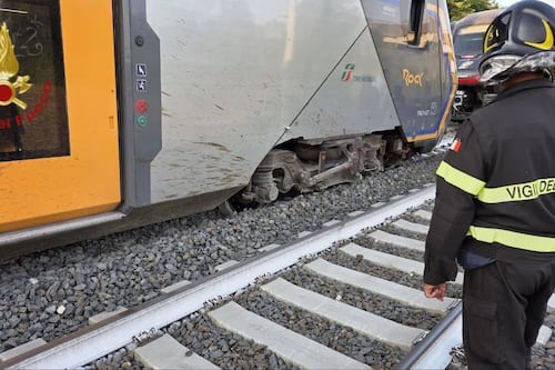 Mucche sui binari, treno deraglia a Roma nord. Paura per 450 passeggeri