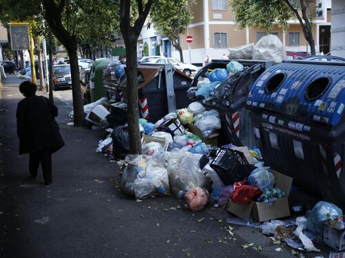 Emergenza rifiuti a Roma, Renzi: domenica puliamo. Grillo: colpa Pd e Mafia Capitale
