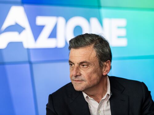 Pd umiliato da Calenda: “Seguono Conte come fosse il loro leader”. E difende Meloni