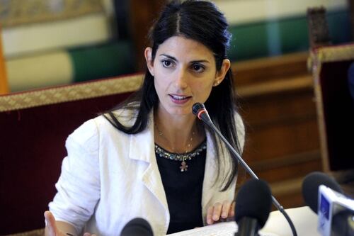 Virginia Raggi cade sui rifiuti. Che succede in Campidoglio