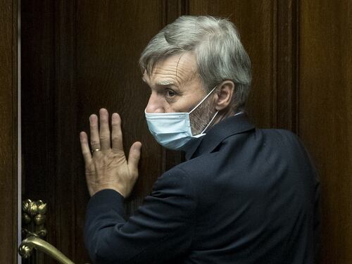 Il Pd: più clandestini per tutti. Delrio dà l'ultimatum a M5s e Conte