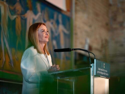 Turismo, Meloni inchioda Schlein con i numeri: "Chi ama l'Italia non la scredita"