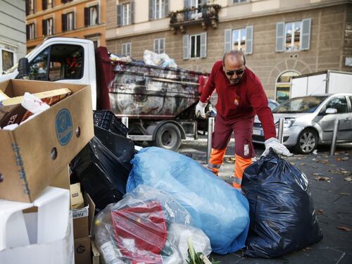 A Roma mancano gli autisti Ama, rifiuti in strada. Cassonetti strapieni: è caos