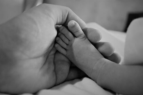 Il governo vuole un mese di congedo parentale per i papà