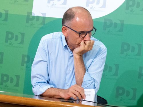 Il sondaggio riservato del Pd certifica la debacle di Letta, correnti in fibrillazione. E Conte se la ride