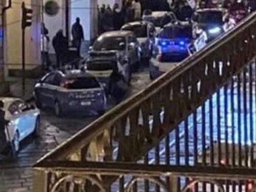 Assalto dei fan per Corona. Arriva la polizia ma è solo un sosia