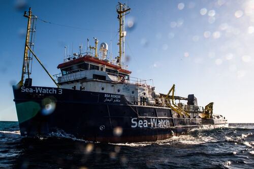 Sea Watch snobba il blocco della Finanza. Nave in porto a Lampedusa