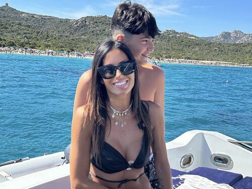 Elisabetta Gregoraci sulla barca col figlio Nathan, gli hater