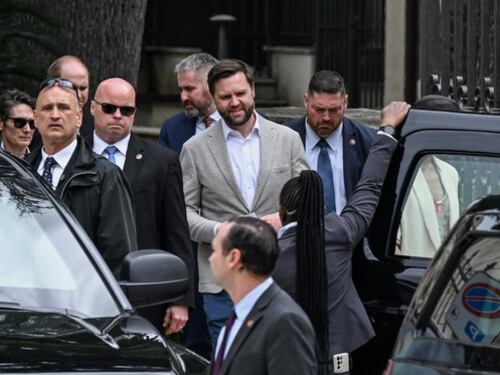 Vance: "Un piacere incontrare Meloni". Poi i regali di Papa Francesco