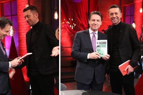 Giuseppe Conte, altra caduta di stile. Foto e sorrisi con Scanzi e il libro che offende Matteo Salvini