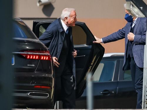 Berlusconi ricoverato: "Miglioramento". Al San Raffaele Gianni Letta