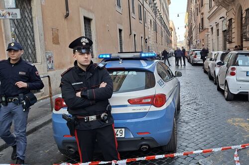 Roma, allarme bomba nel palazzo che ospita la sede FdI. Scatta la psicosi