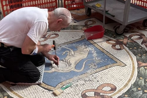 Milano, il toro della Galleria Vittorio Emanuele scatena le polemiche: “Gli hanno tolto gli attributi”