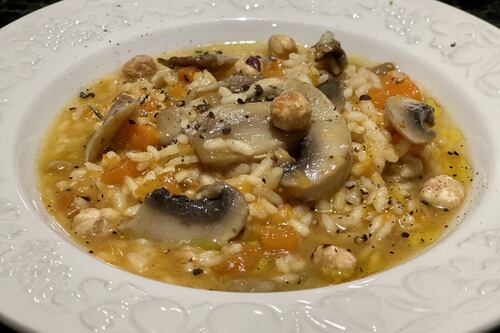 Minestra di riso alle nocciole tostate, con funghi e zucca