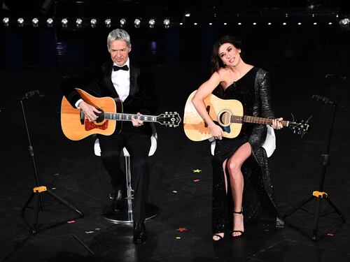 Sanremo, serata duetti: vincono Motta-Nada, il pubblico fischia. Ligabue re, Anastasio canta per Bisio