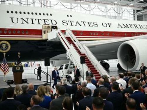 Usa, nuovo Air Force One per Trump: "Livrea cambiata, è fatto a mio gusto"