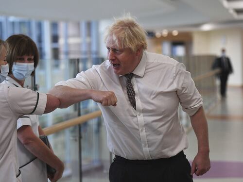 Boris Johnson "smascherato" in ospedale, scoppia la polemica nel Regno Unito