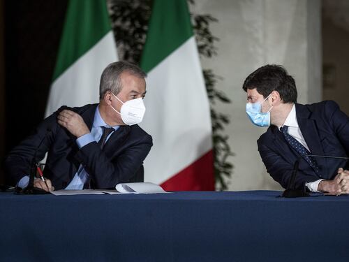 Il Cts pronto a bocciare il vaccino AstraZeneca: così cambia l'indirizzo. Caos Regioni, open Day sospesi