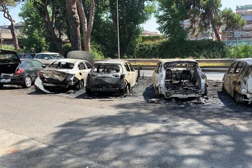 La Roma di Virginia: ancora fiamme a Ostia. Cittadini furiosi