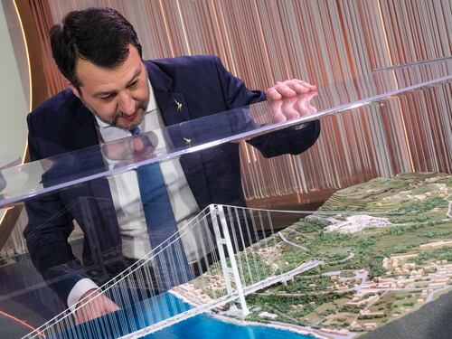 Ponte sullo Stretto, lite tra Lega e Avs: “Il progetto si farà”. E rispunta il nome di Soumahoro