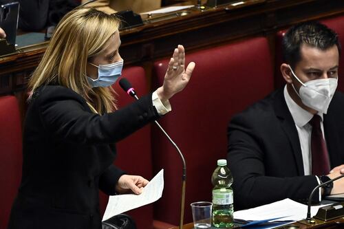 Meloni coglie in fallo Romano Prodi e lo svergogna sul voto anticipato